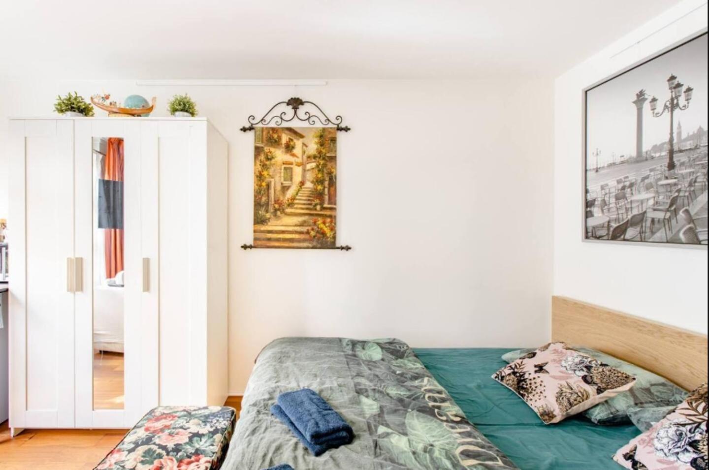 Bed & Breakfast B Center Charming On The Canal Amsterdam