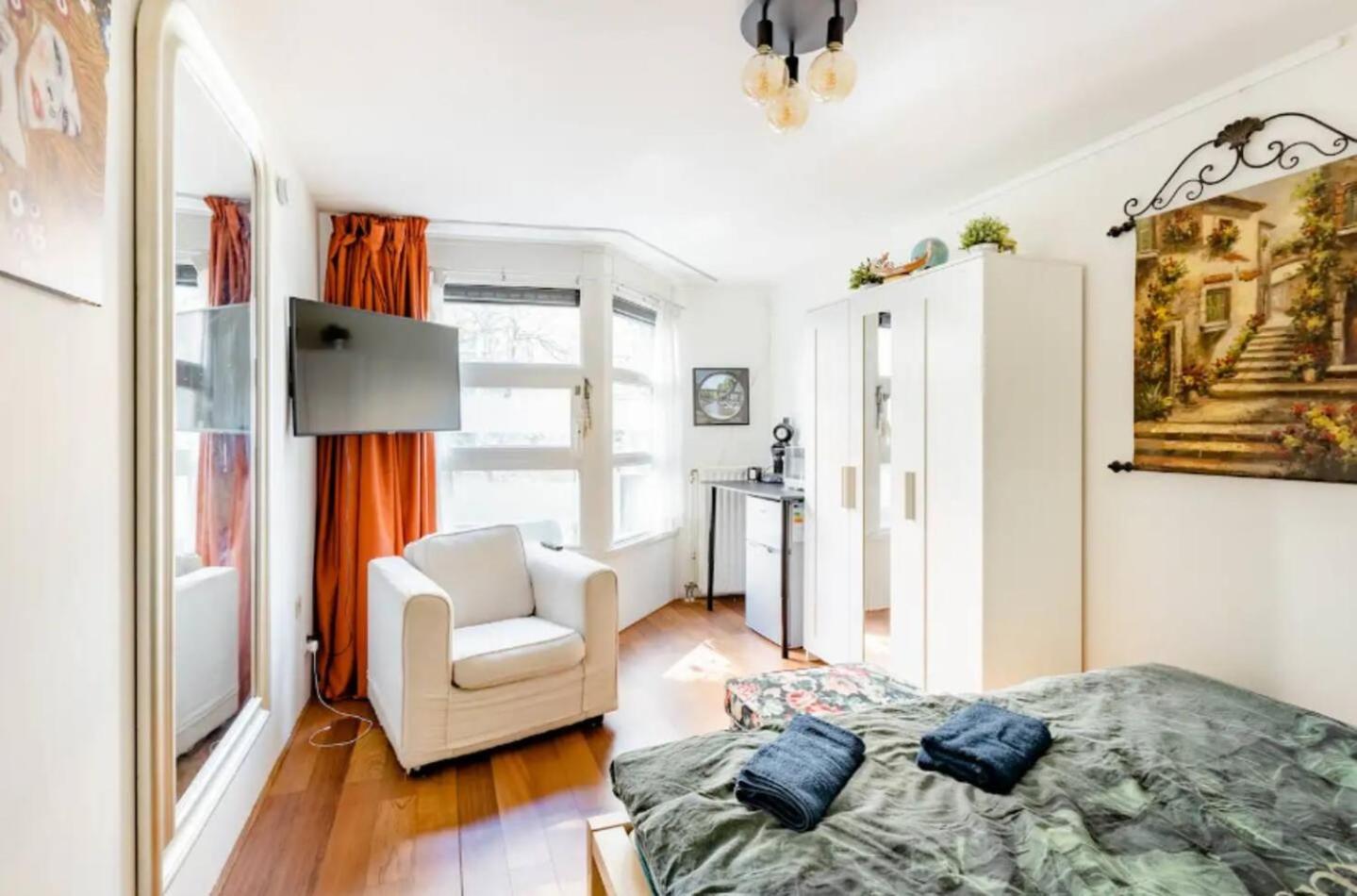 B Center Charming On The Canal Bed & Breakfast Amsterdam